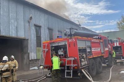 В Алматы тушат крупный пожар на складах