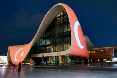 Центр Гейдара Алиева осветил флаг Турции