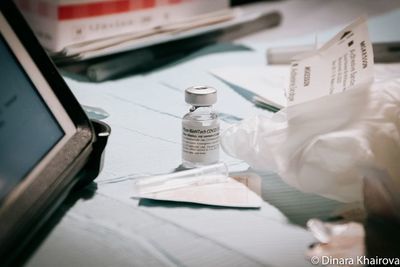В Грузии впервые от коронавируса умер вакцинированный пациент