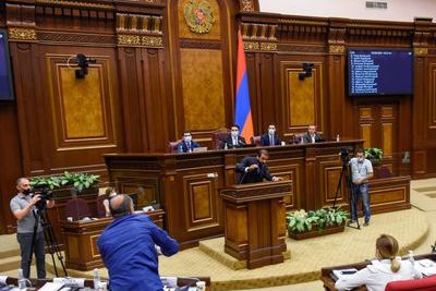 Сейран Оганян спровоцировал бой на бутылках в парламенте Армении