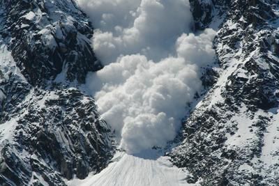 Лавина на Казбеке накрыла группу альпинистов