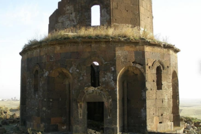 &quot;Черные кладоискатели&quot; вырыли ямы на древнем кладбище в Армении (ФОТО)