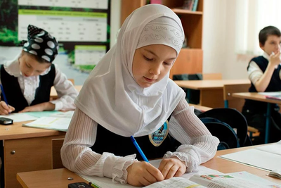 Узбекским школьницам разрешили ходить в платках и тюбетейках