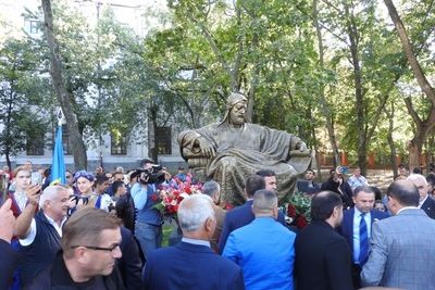 В Харькове открыли памятник азербайджанскому поэту Низами Гянджеви