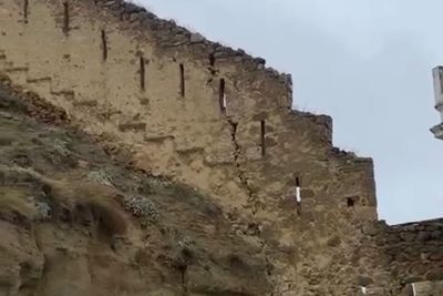 В Гунибе обрушилась часть крепостной стены (ВИДЕО)