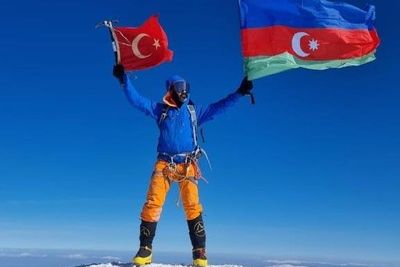 Ринат Рахимханов и Исрафил Ашурлы подняли флаги Турции и Азербайджана над вершиной Агрыдаг (5137м) в честь Дня Победы