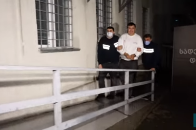 Саакашвили несли на руках по тюремной больнице (ВИДЕО)