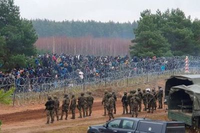 Польские силовики используют против мигрантов слезоточивый газ и водометы