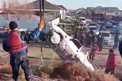 Автомобиль утонул в реке в Кызылорде