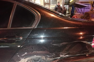 Внедорожник протаранил два припаркованных автомобиля в Карачаево-Черкесии