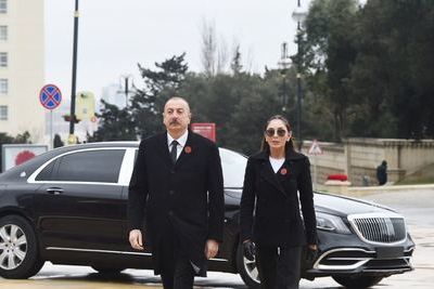 Ильхам Алиев и Мехрибан Алиева почтили память погибших в трагедии &quot;Черного января&quot; (ВИДЕО)