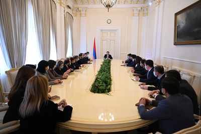 Врио президента Армении провел первую встречу с сотрудниками аппарата