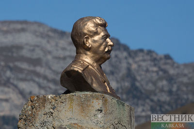 Памятник Сталину залили краской в Грузии (ВИДЕО)