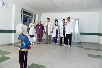 Девочку, брошенную матерью к медведю, выписали из больницы в Ташкенте (ФОТО)