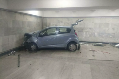 Автомобиль заехал в метро в Ташкенте, есть раненые