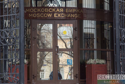Московская биржа еще неделю не будет торговать акциями