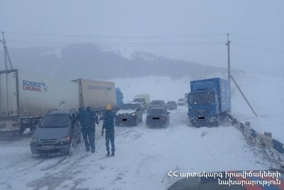 Десятки машин освободили из снежного плена спасатели в Армении