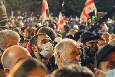 В Грузии тысячи человек вышли на митинги с требованием снижения цен на бензин