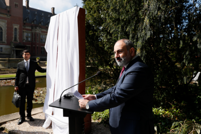 Пашинян открыл армянский хачкар в Гааге