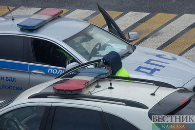 Пьяный водитель без прав врезался в столб, уезжая от полицейских, в Черкесске