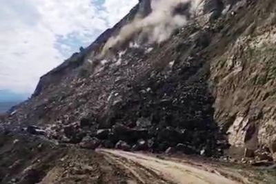 Автомобиль с пассажирами попал под камнепад в Дагестане