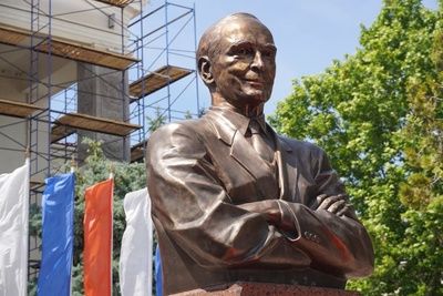 В Керчи открыли памятник Василию Лановому