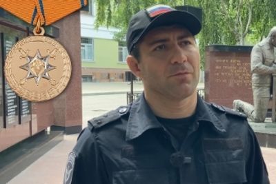 Полицейский, спасший туристов из реки, получил медаль в Дагестане