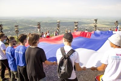 На вершине Машука развернули триколор в День флага России