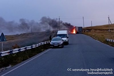Фура сгорела на трассе в Армении