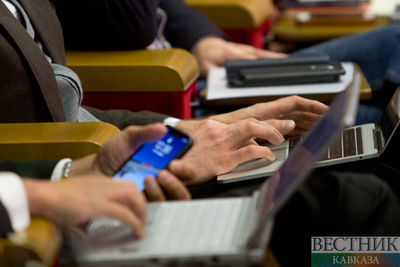 Слуцкий раскритиковал запрет на смартфоны у школьников и студентов