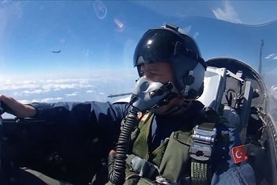 Министр обороны Турции освоил боевой F-16