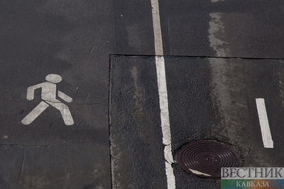 В Майкопе иномарка сбила женщину с ребенком на пешеходном переходе
