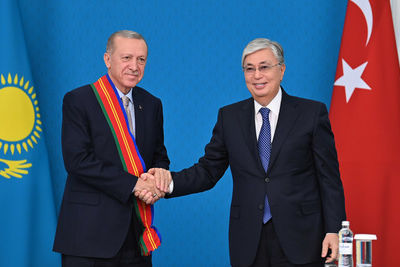 Президент Казахстана наградил турецкого коллегу орденом &quot;Достық&quot;
