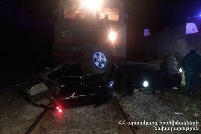 Автомобиль упал под поезд в Армении