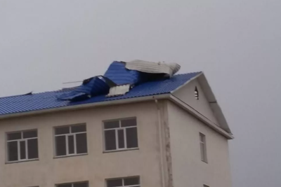 Ветер унес отремонтированную крышу со школы в Казахстане