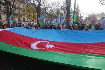 Азербайджанская община устроила акцию протеста перед французским парламентом 