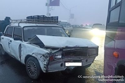 Почти 30 машин попали в цепную аварию в Ереване