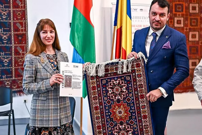 Жители Румынии знакомятся с красотой азербайджанских ковров