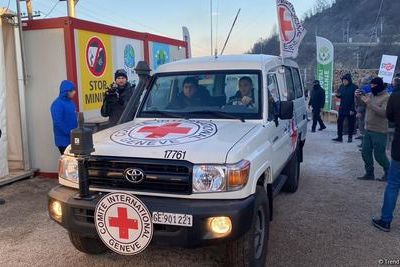 Автомобили Красного Креста транспортировали по Лачинской дороге троих тяжелобольных