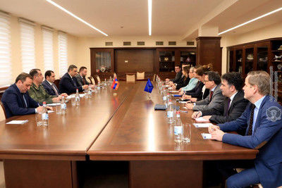 Министр обороны Армении и евронаблюдатели провели переговоры в Ереване
