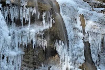 Рекордный водопад Учан-Су сковал лед в Крыму