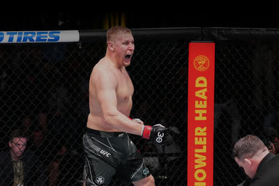 Российский тяжеловес отправил в нокаут американца на турнире UFC