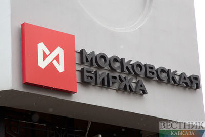Торги на Мосбирже начались с роста рубля