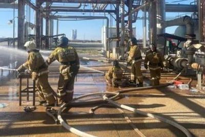 Под Актюбинском тушили пожар на газоперерабатывающем заводе