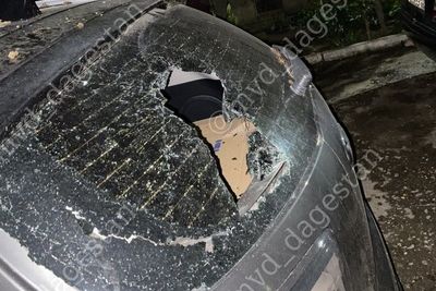 Житель Дагестана голыми руками разбил машину бывшей жены