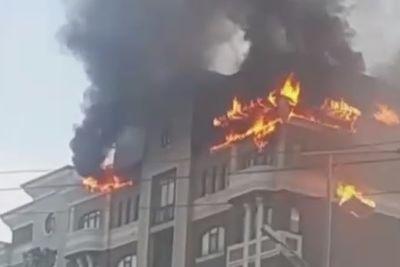 Крыша многоэтажки горела в Атырау