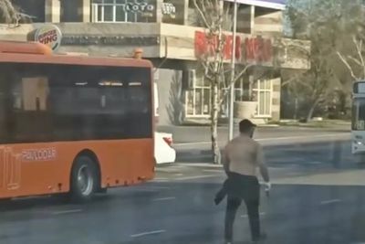 Неадекватный мужчина с ножом напугал жителей Павлодара