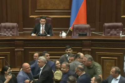 В парламенте Армении случилась потасовка члена правящей партии и оппозиционера