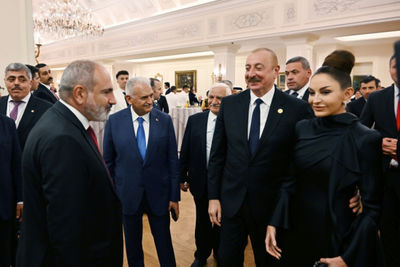 Ильхам Алиев и Никол Пашинян провели первую встречу в Анкаре