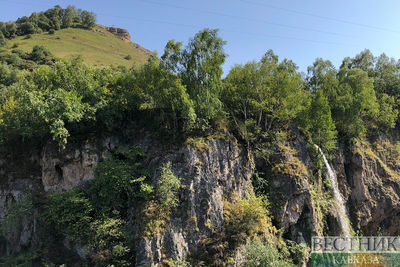 Медовые водопады в КЧР оборудуют качелями и смотровыми площадками